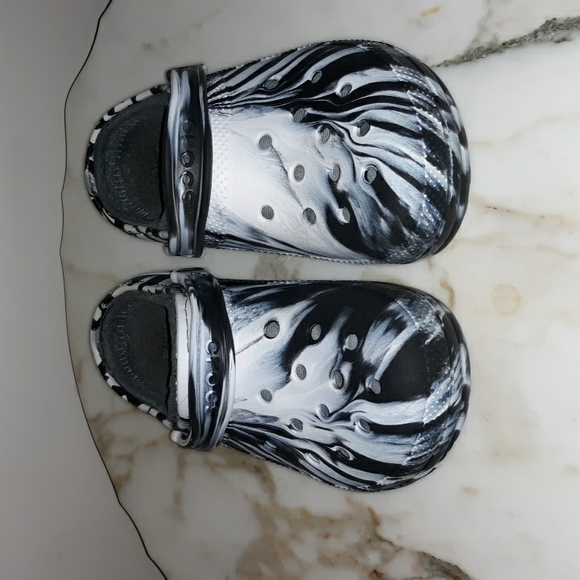 Crocs Classic Unisex Marbled Design Fleece Lined Crocs - Picture 2 of 8